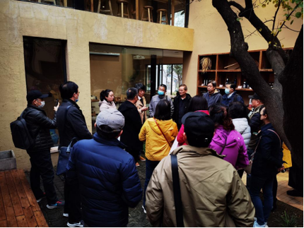 段德罡教授现场教学抱龙村位于秦岭北麓环山路以南,虽然交通便利,生态